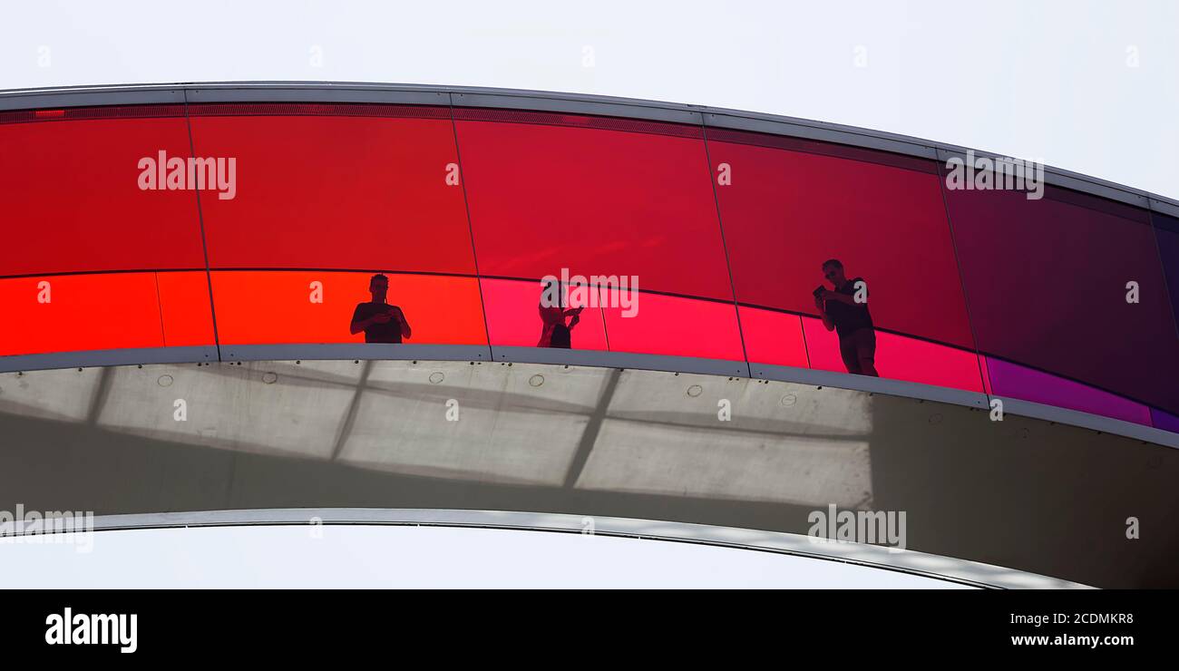 Visiteurs dans le couloir panoramique avec des fenêtres rouges, installation sur le toit votre panorama arc-en-ciel par Olafur Eliasson, ARoS Aarhus Art Museum, Aarhus Banque D'Images