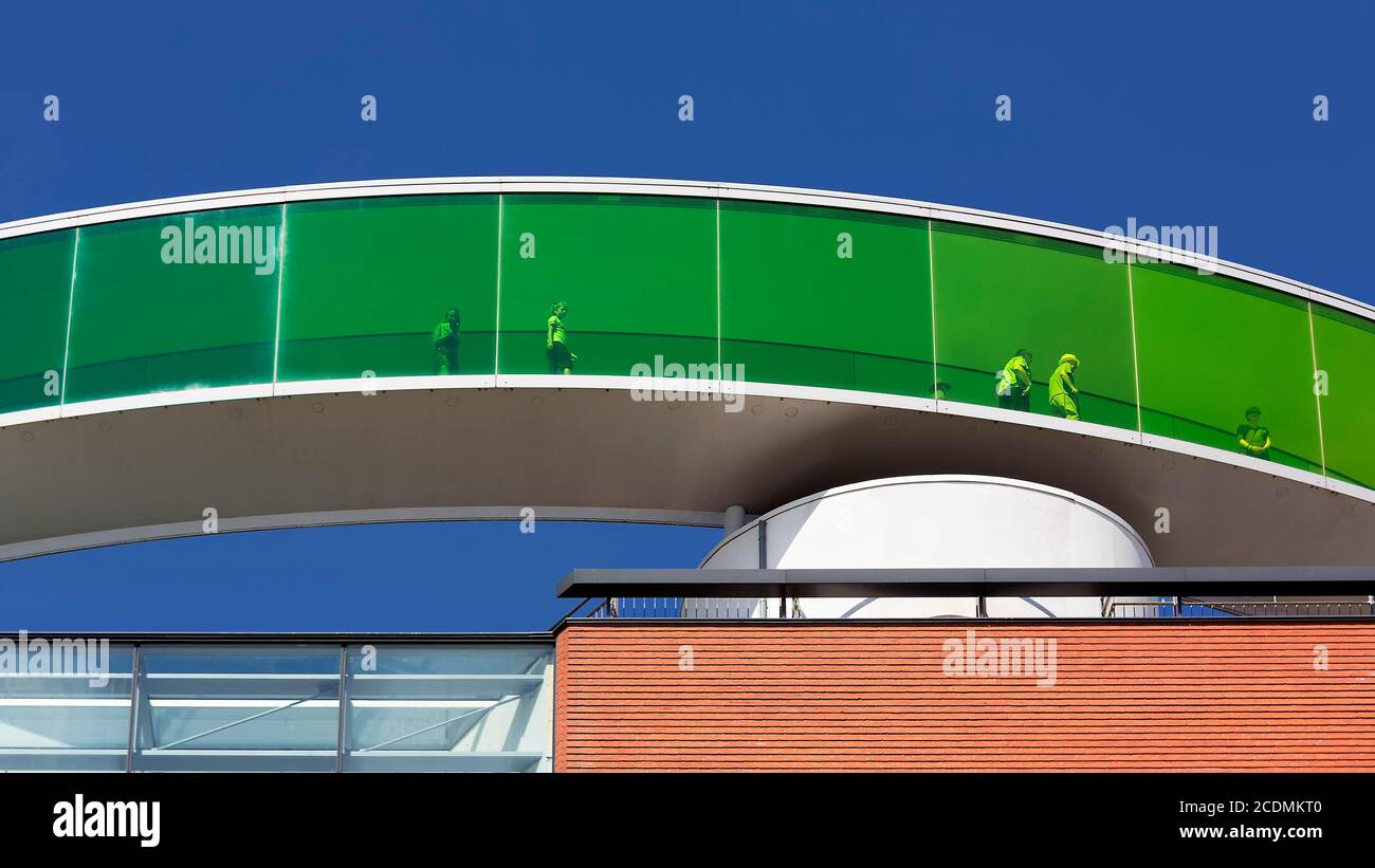Visiteurs dans le couloir panoramique avec des fenêtres vertes, installation sur le toit votre panorama arc-en-ciel par Olafur Eliasson, ARoS Aarhus Art Museum, Aarhus Banque D'Images