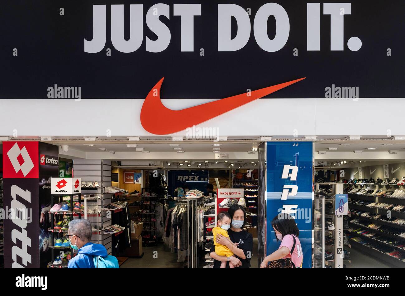 Hong Kong, Chine. 24 août 2020. Les piétons portant des masques se promo  devant la marque américaine de vêtements de sport multinationaux Nike Store,  logo, avec le slogan « Just Do IT »