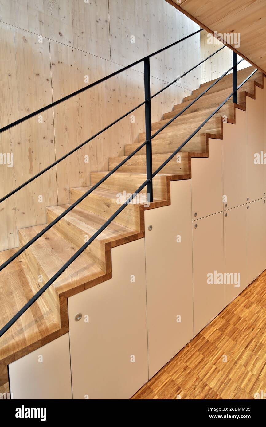 Escalier En Bois Accroché Au Mur D'un Garage Banque D'Images et