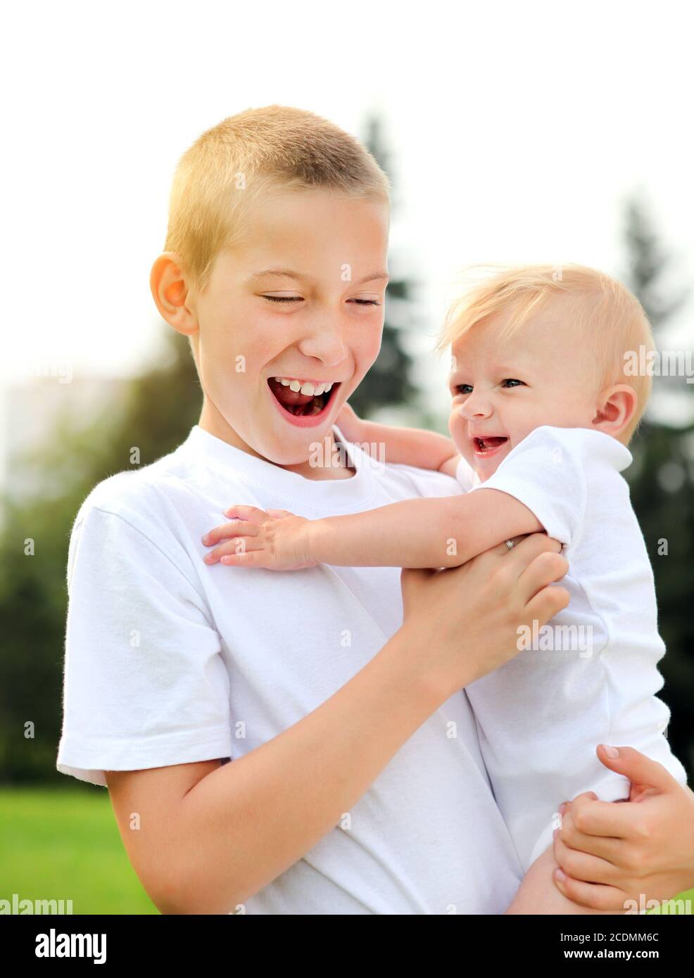 Joyeux enfant et bébé à l'extérieur Banque D'Images