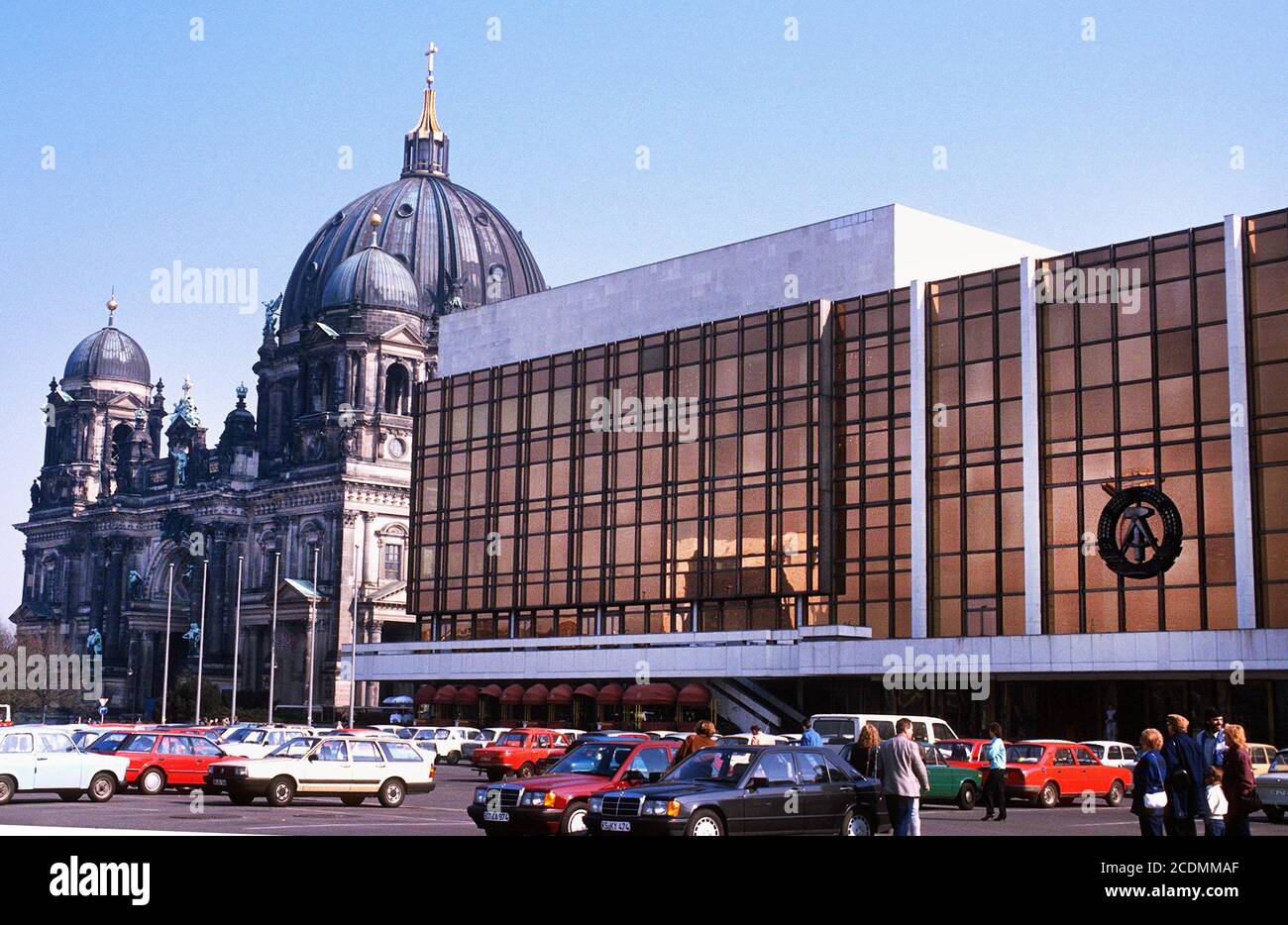 Peu après la chute du mur de Berlin Palast der Republik, 1990, Berlin, Allemagne Banque D'Images