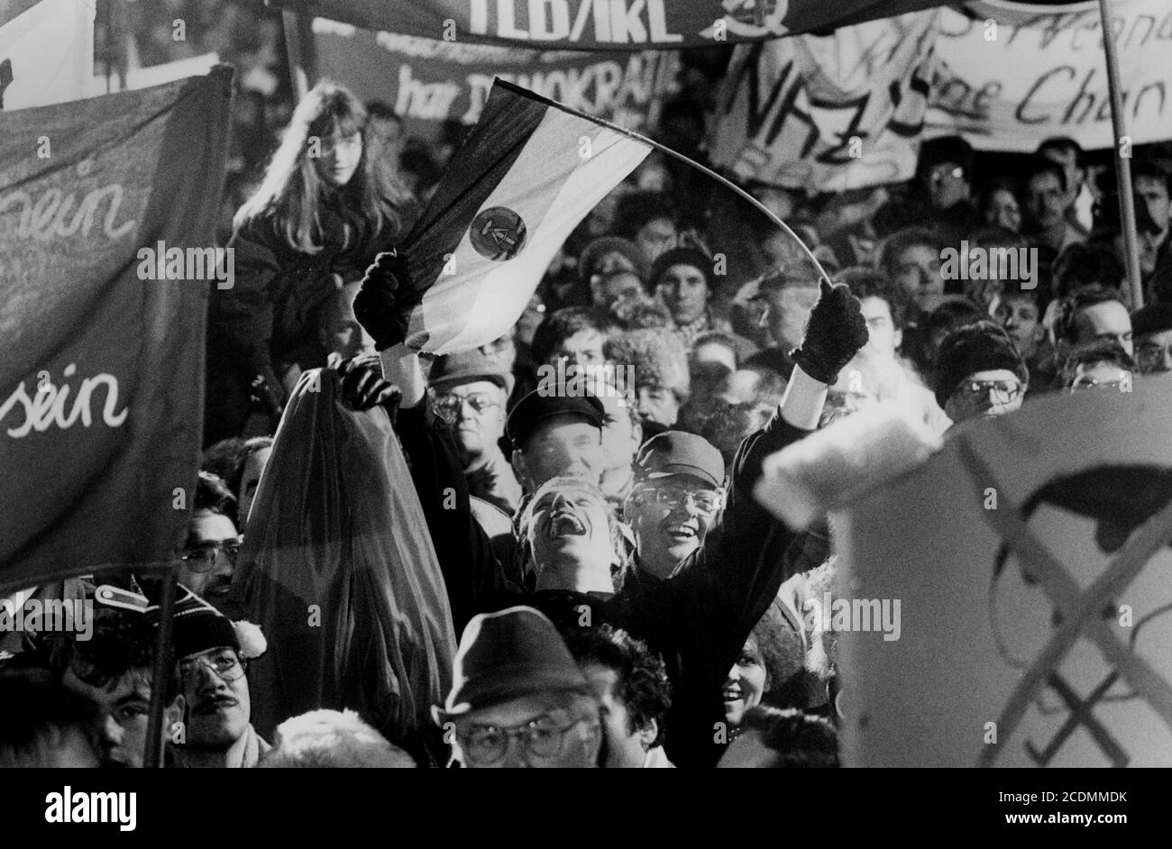 Manifestation contre le néo-nazisme dans la RDA devant le Mémorial soviétique de Treptow, peu après la chute du mur, 1990, Berlin, Allemagne Banque D'Images