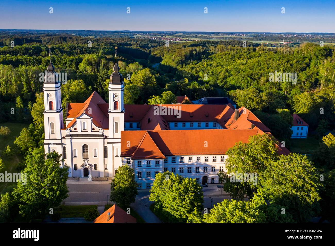 Vue aérienne le soir, Irsee, monastère des Bénédictins à Irsee, diocèse d'Augsbourg, Bavière, Allemagne Banque D'Images