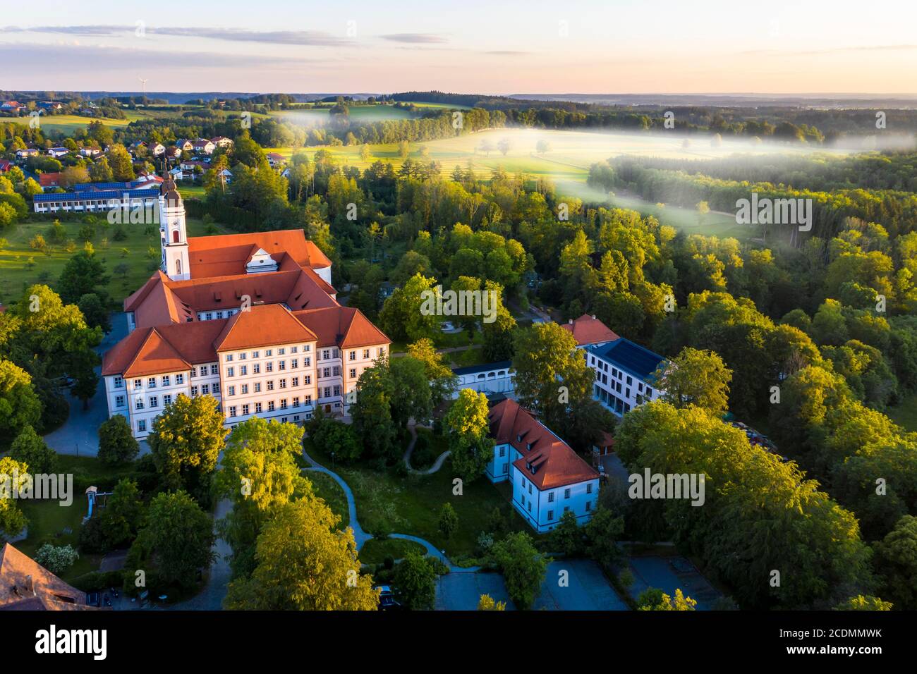 Vue aérienne tôt le matin, Allemagne, diocèse d'Augsbourg, Irsee, monastère des Bénédictins d'Irsee Banque D'Images