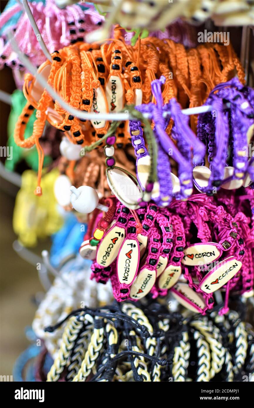 Breloques de poignet en fil de couleur vendues comme souvenirs à Coron île aux Philippines Banque D'Images