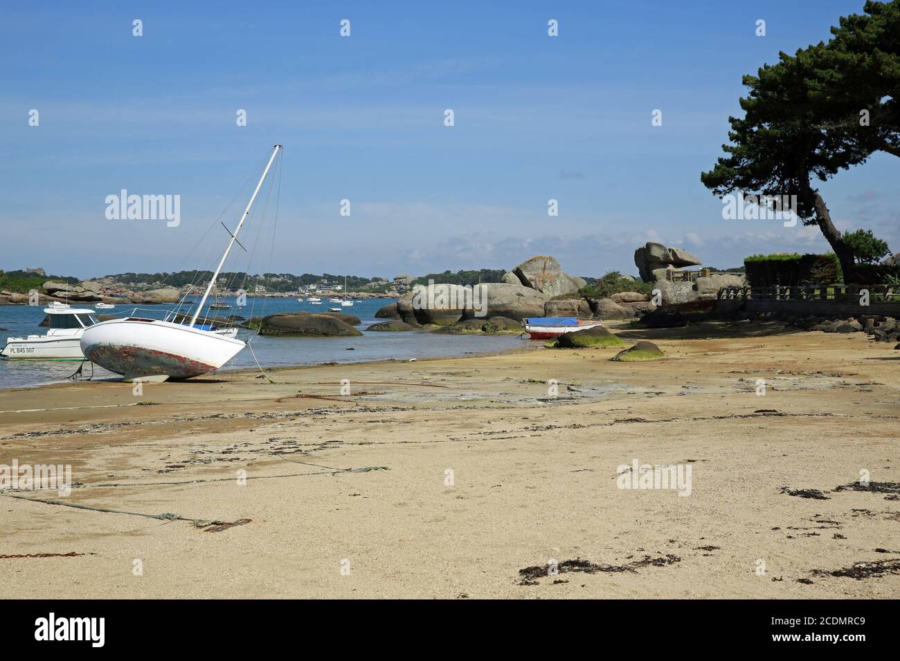 Baie près de Ploumanach avec des bateaux à marée basse, Pink G. Banque D'Images