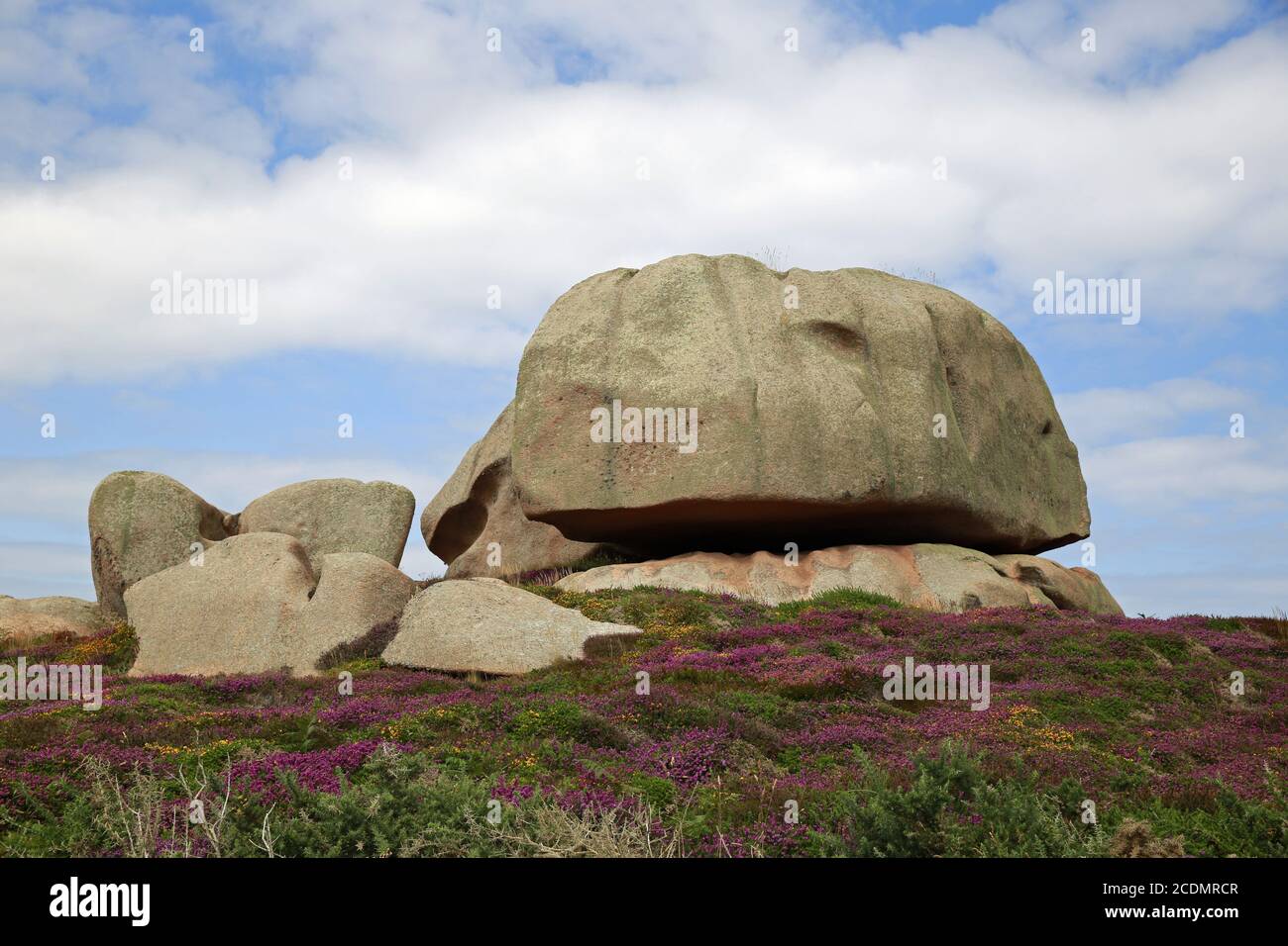Rochers de granit sur la côte de granit rose à Ploumanach Banque D'Images