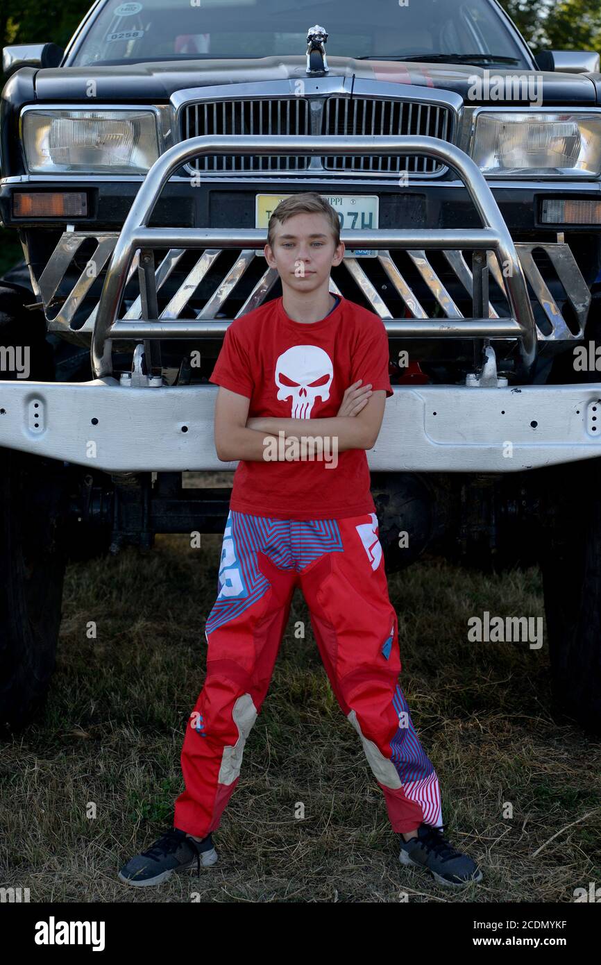 Németh Martin junior de 14 ans pose pour une photo avec son camion monstre Jaguar au XXL Monster Truck Show.le spectacle itinérant de Martin Team Hungary a été créé en 1997, entre mars et novembre chaque année, ils réalisent 200 spectacles en plein air dans plus de 30 destinations en Hongrie. Crédit : SOPA Images Limited/Alamy Live News Banque D'Images