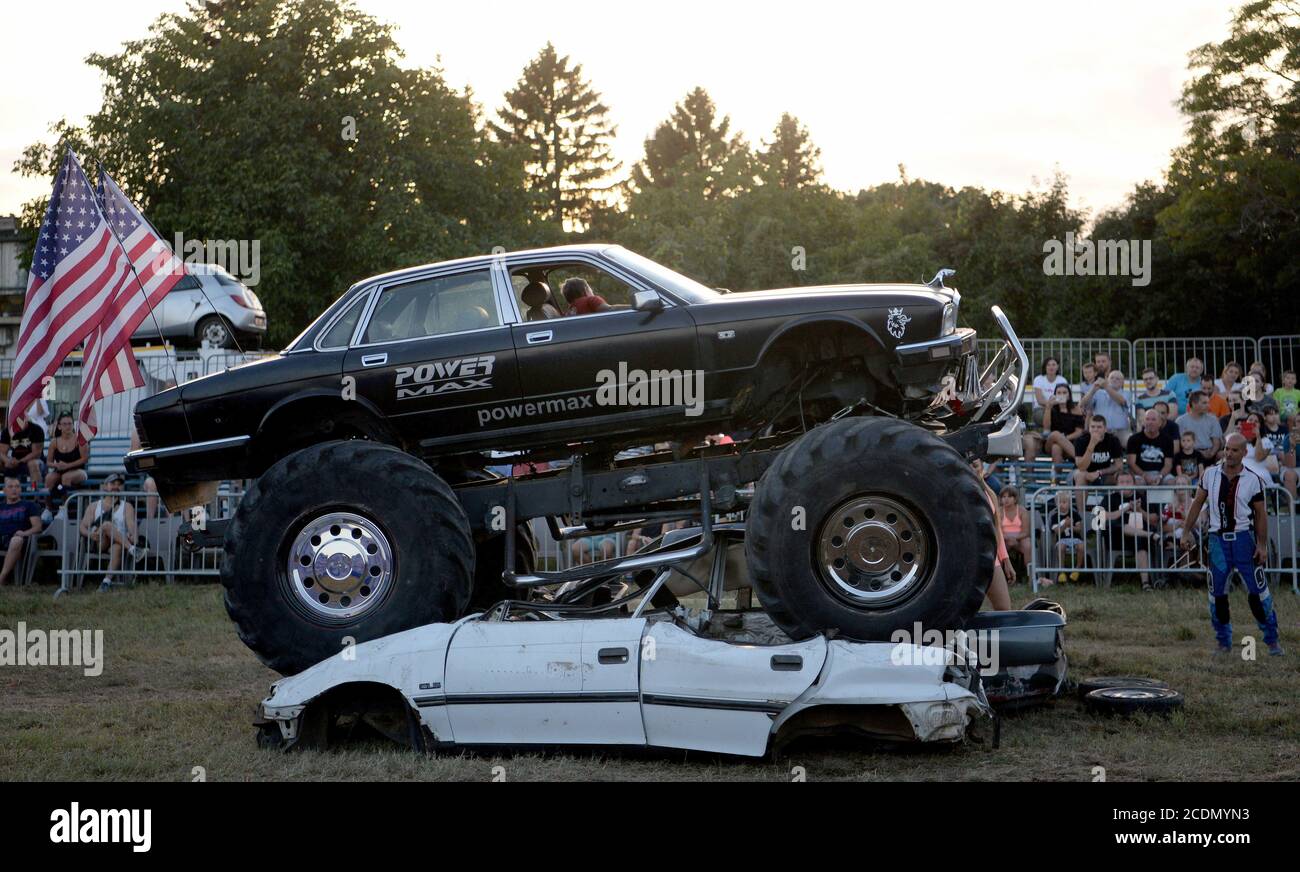 Németh Martin junior de 14 ans conduit son camion monstre Jaguar lors du XXL Monster Truck Show.le Martin Team Hungary Road show a été créé en 1997, entre mars et novembre chaque année, ils réalisent 200 spectacles en plein air dans plus de 30 destinations en Hongrie. Crédit : SOPA Images Limited/Alamy Live News Banque D'Images
