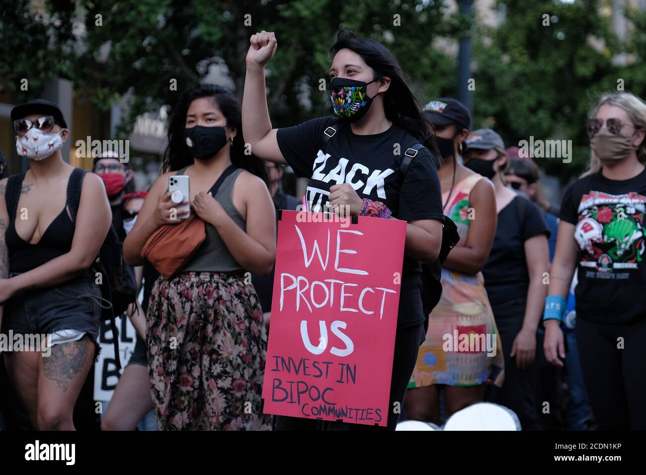 Portland, États-Unis. 28 août 2020. Les manifestants écoutent les artistes qui se produisent dans la rue Glisan du Nord-Ouest, devant l'appartement du maire Ted Wheeler à Portland, en Oregon, le 28 août 2020, alors qu'ils appellent à la décapitalisation du bureau de police. (Photo par Alex Milan Tracy/Sipa USA) crédit: SIPA USA/Alay Live News Banque D'Images