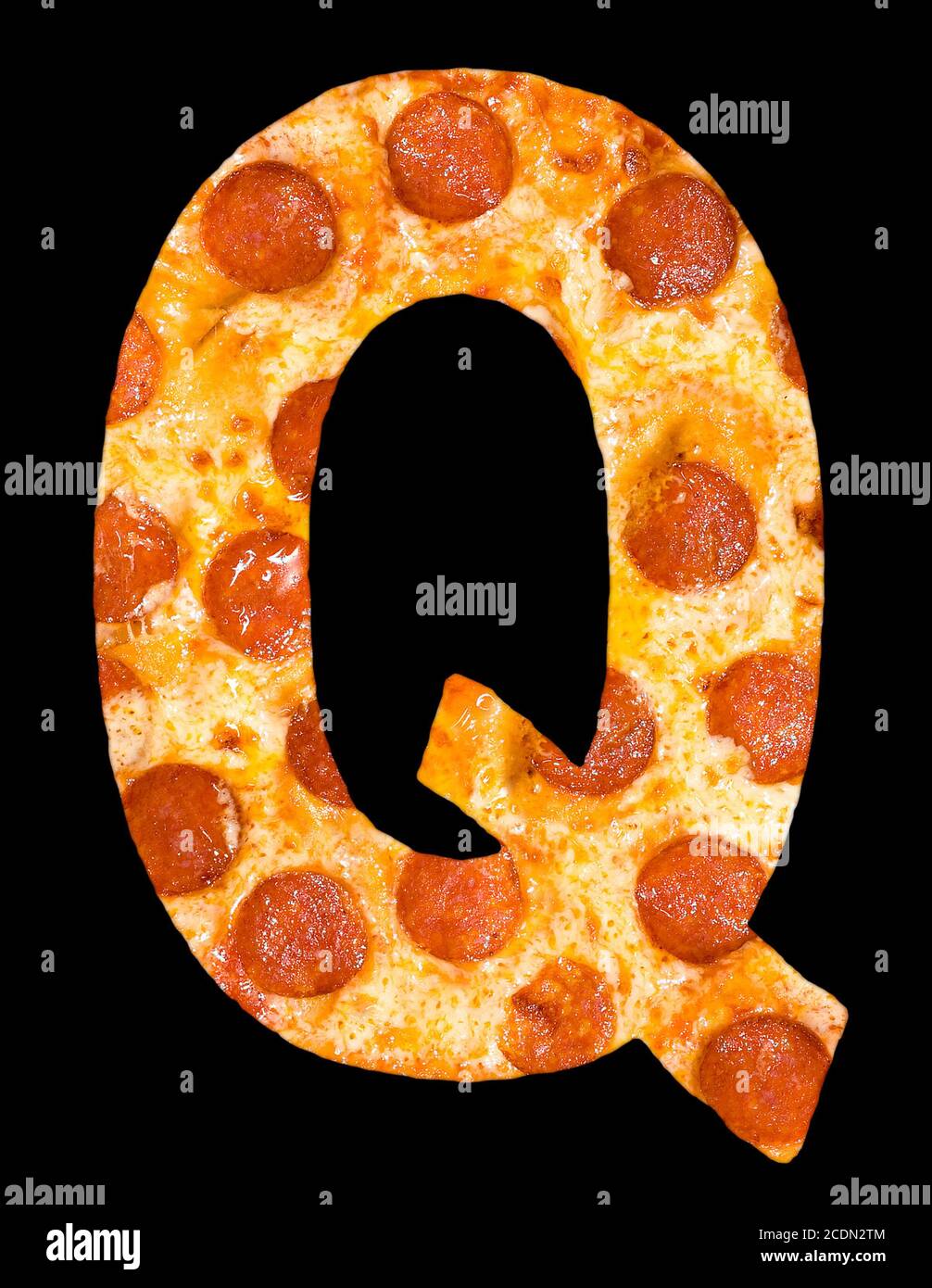 Lettre Q coupée de pizza avec peperoni Banque D'Images