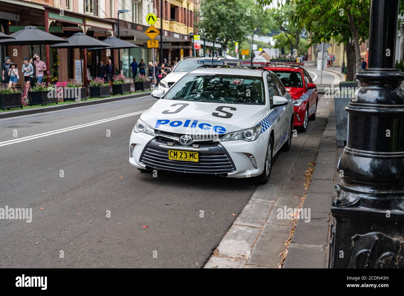 Voiture de police garée aux Rocks pendant un été nuageux après-midi Banque D'Images