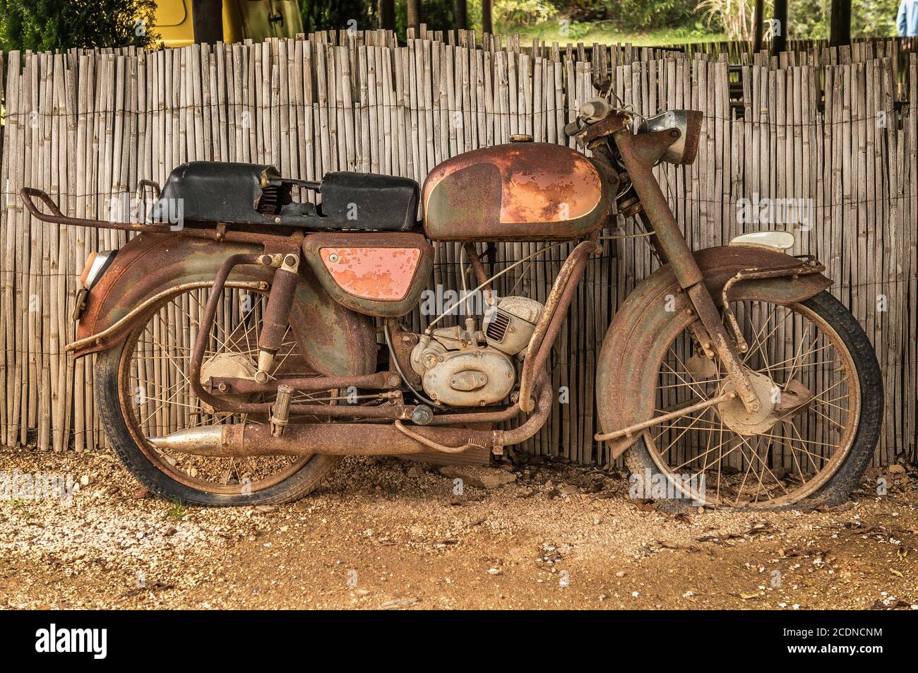 La vieille, moto rouillée Banque D'Images