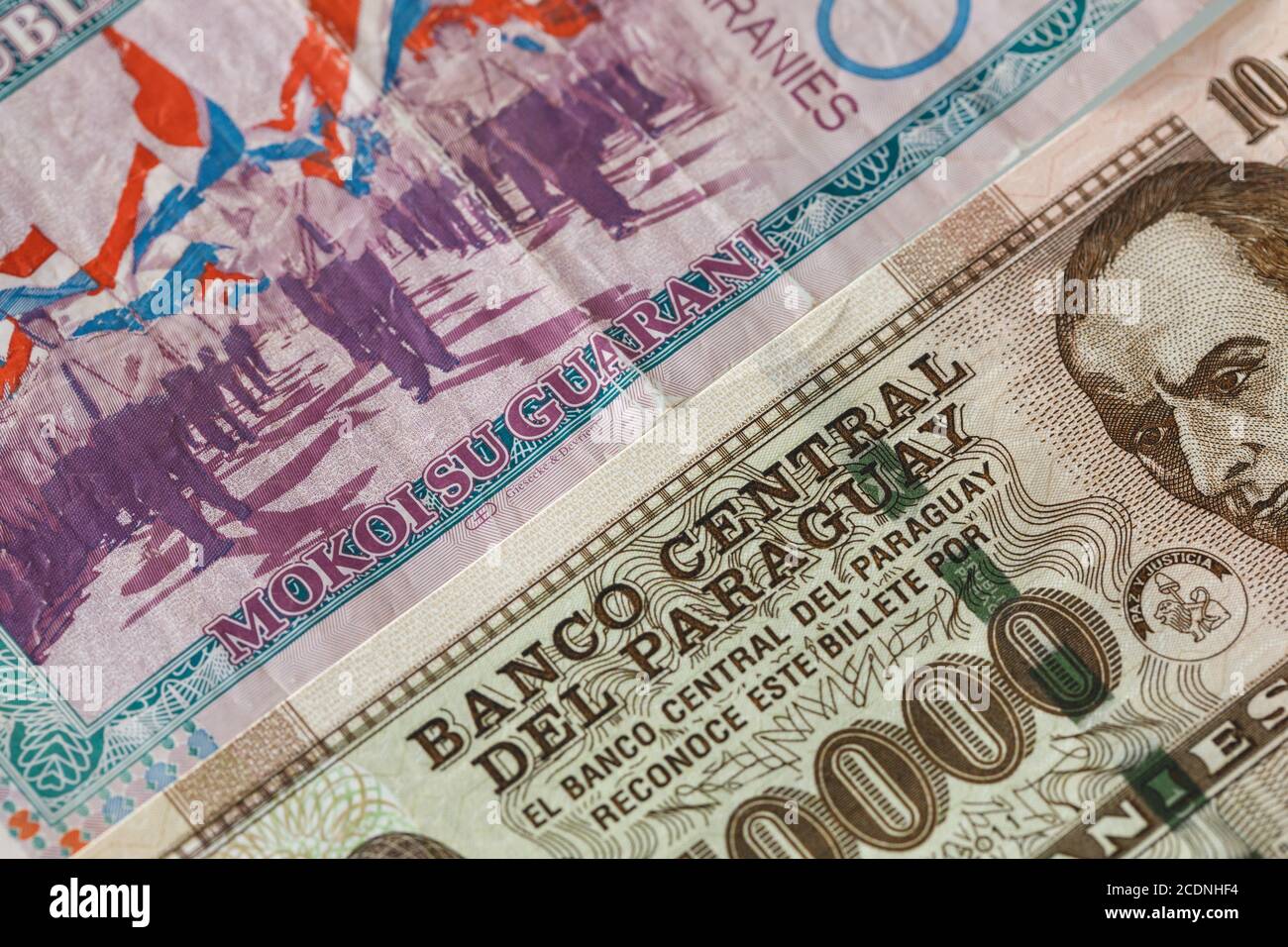 Deux billets paraguayens de deux et dix mille garanties Banque D'Images