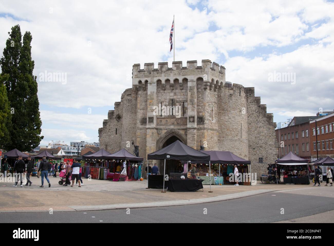 Bargate à Southampton avec des stands de marché et des acheteurs au Royaume-Uni, pris le 10 juillet 2020 Banque D'Images