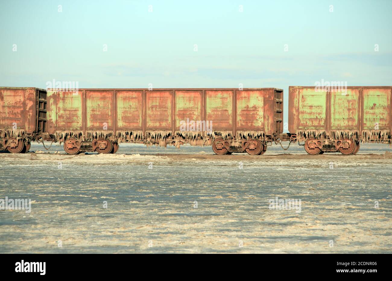 Old rusty voitures de train de stalactites de sel dans le lac Baskunchak Banque D'Images