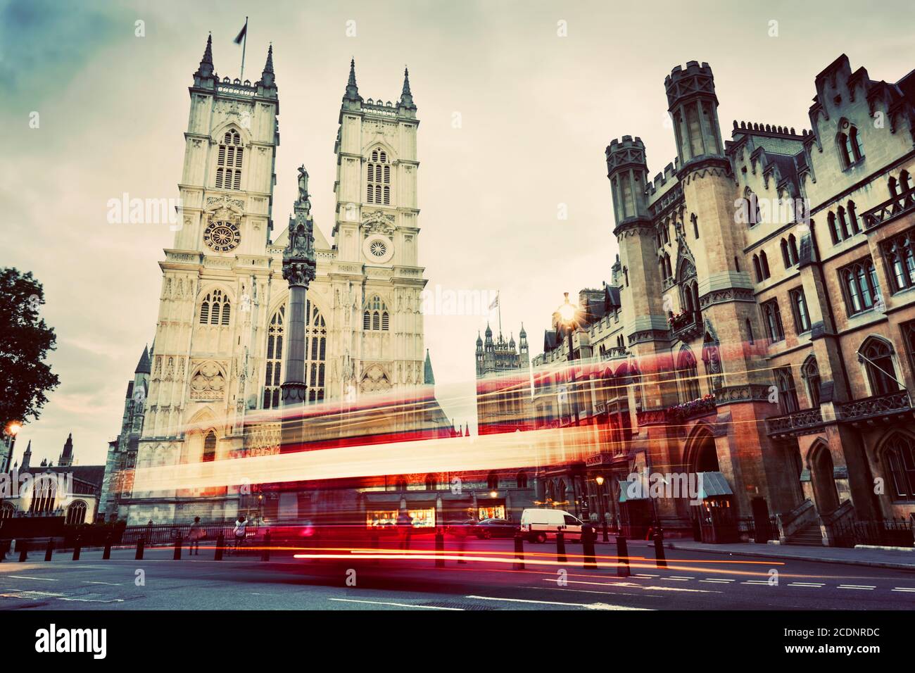 Westminster Abbey église, bus rouge en mouvement à Londres Royaume-Uni. Vintage Banque D'Images