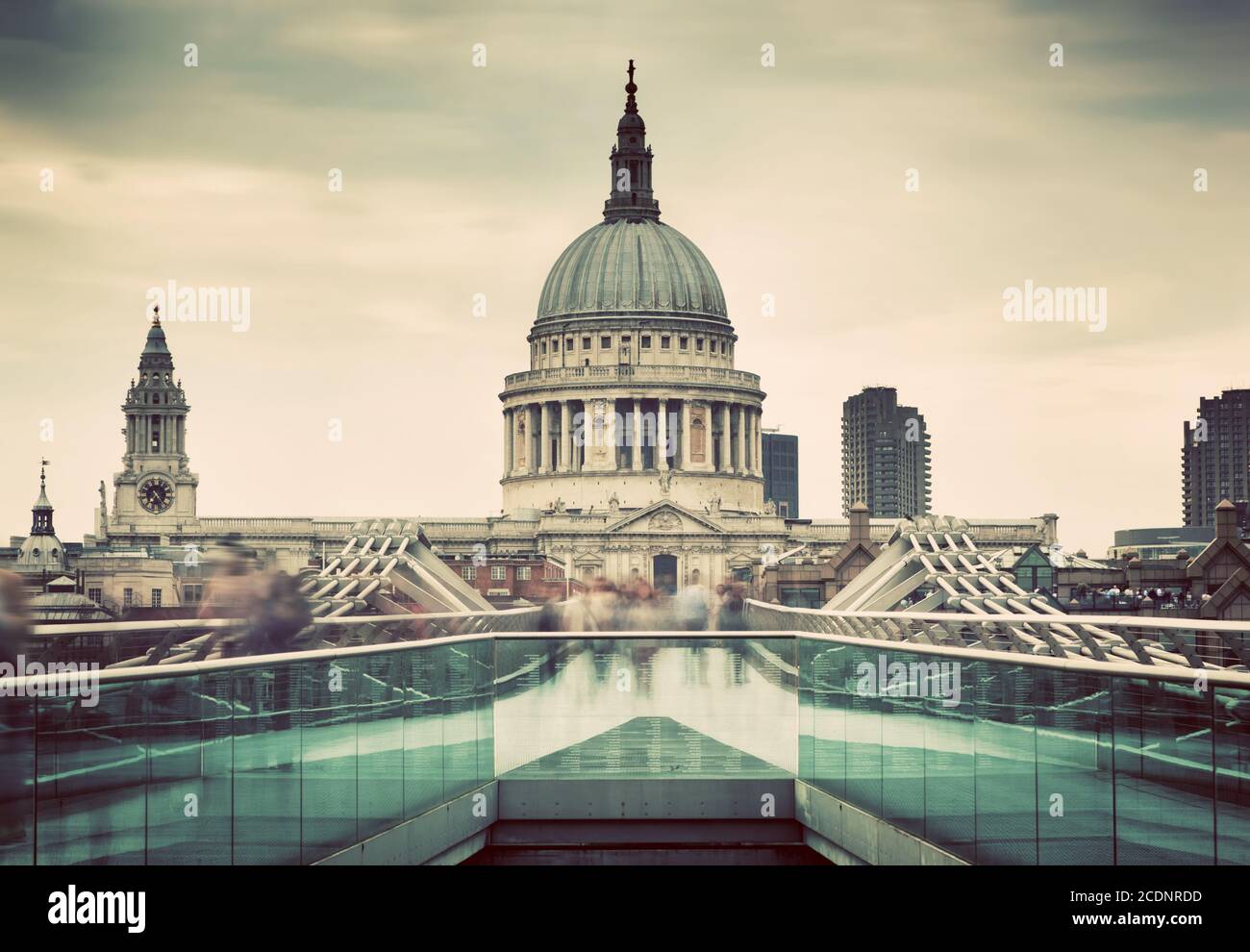 Dôme de la cathédrale St Paul#39, vu depuis le Millenium Bridge à Londres, au Royaume-Uni. Banque D'Images