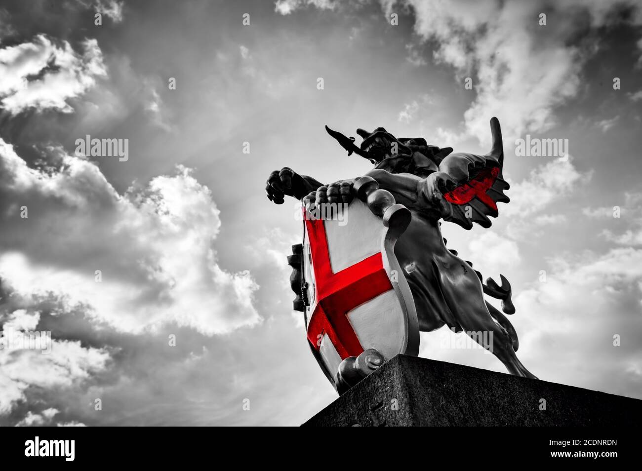 Statue de dragon de St George à Londres, Royaume-Uni. Noir et blanc, drapeau rouge, bouclier. Banque D'Images