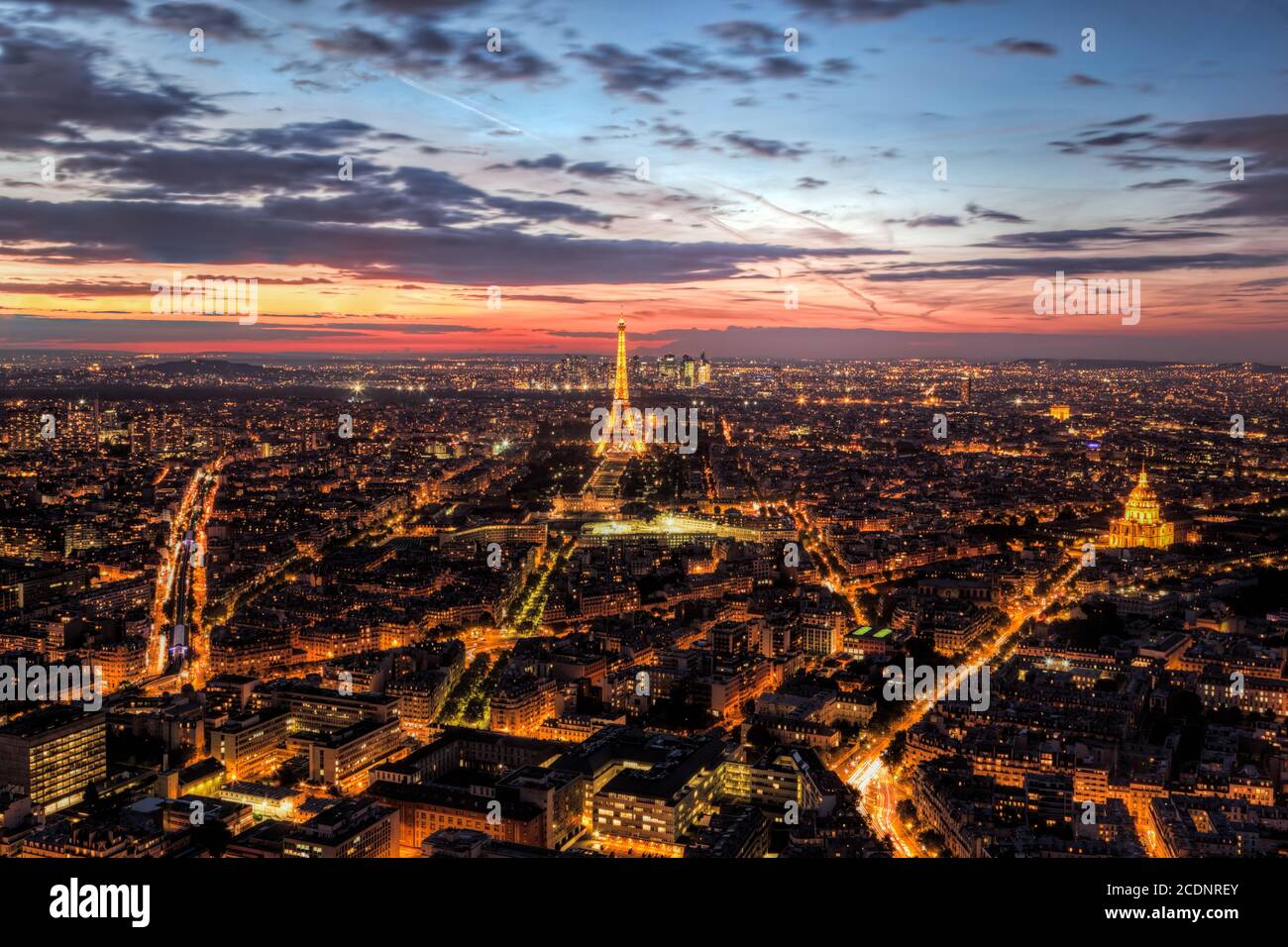 Paris, horizon de la France, panorama au coucher du soleil, jeune nuit. La Tour Eiffel Banque D'Images