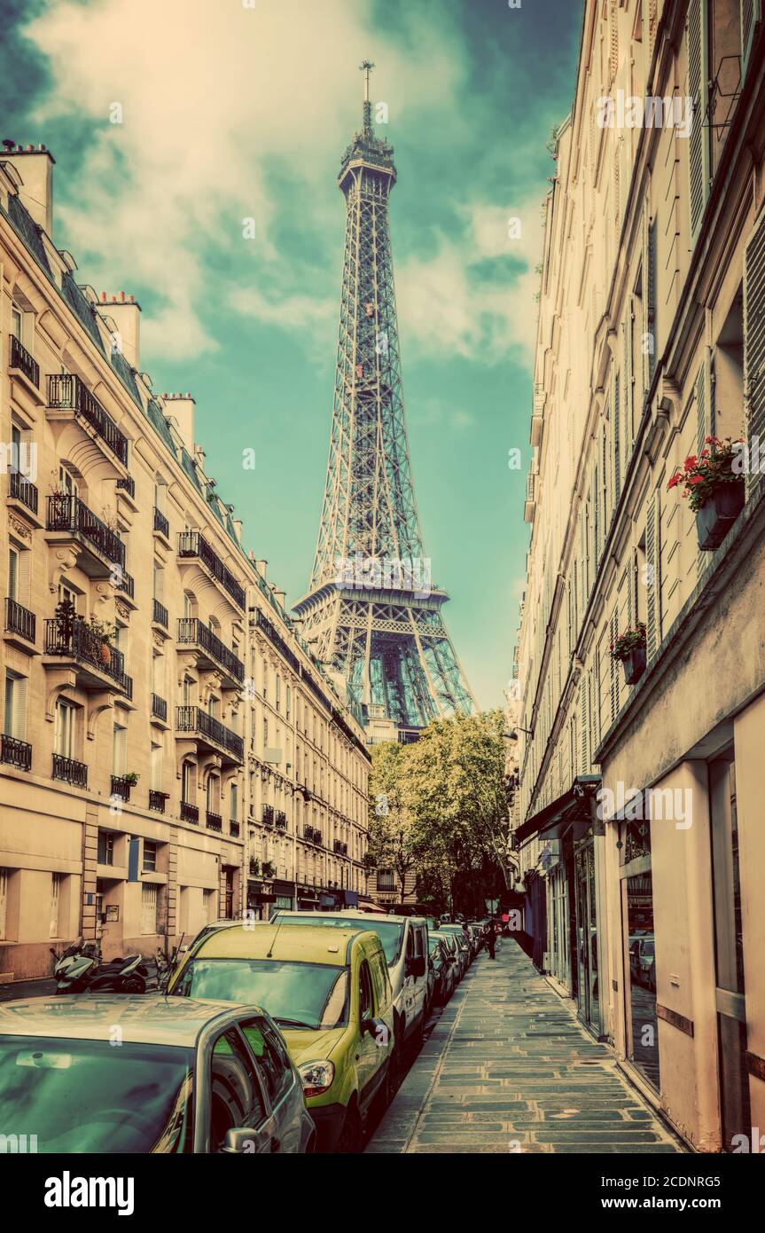 La Tour Eiffel vue de la rue à Paris, France. Vintage Banque D'Images