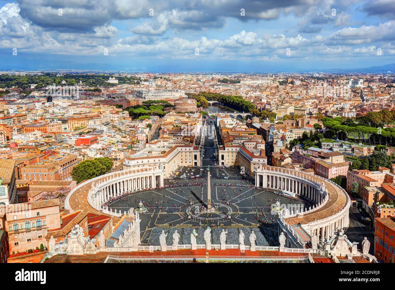 Place Saint-Pierre#39;s, Piazza San Pietro dans la Cité du Vatican. Rome, Italie en arrière-plan Banque D'Images