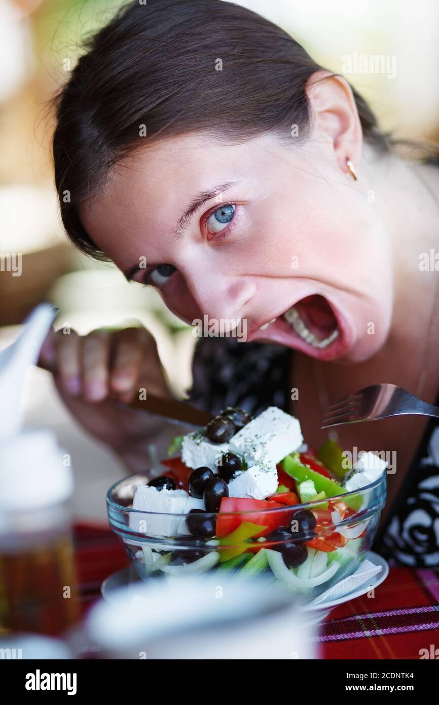 Woman eating salad Banque D'Images