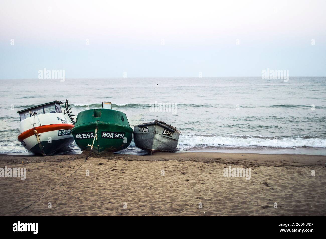 Trois bateaux de pêche sur la mer Noire. Photo de Seascape. Banque D'Images