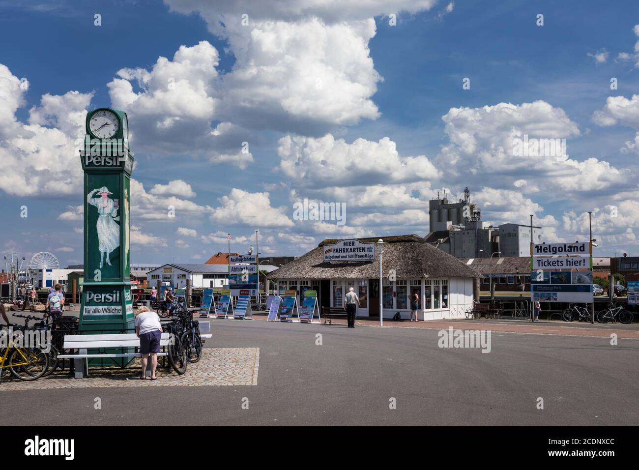 Le port de Busum est le point central de la station de vacances. La Ankerplatz avec des guichets pour les excursions en bateau et les lignes de ferry. Banque D'Images