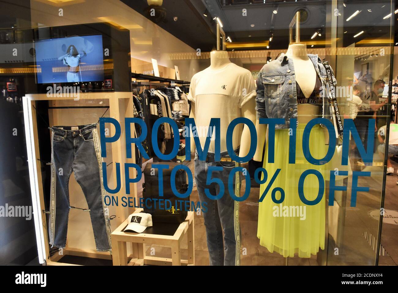 AFFICHE DE SOLDE SUR UN PRÉSENTOIR DANS UN MAGASIN DE VÊTEMENTS Photo Stock  - Alamy