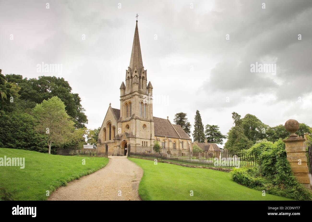 Staint Marys Church à l'autre extrémité de l'arboretum de Batsford À Moreton, Marsh angleterre Banque D'Images