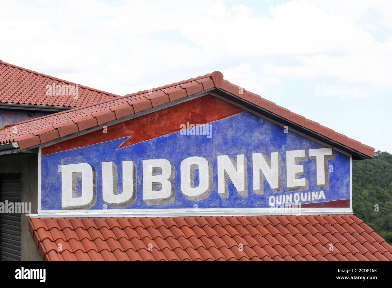 L'Arbresle, France - 27 juin 2020 : ancienne publicité de la boisson Dubonnet sur une maison en France. Dubonnet est un apéritif sucré aromatisé à base de vin Banque D'Images