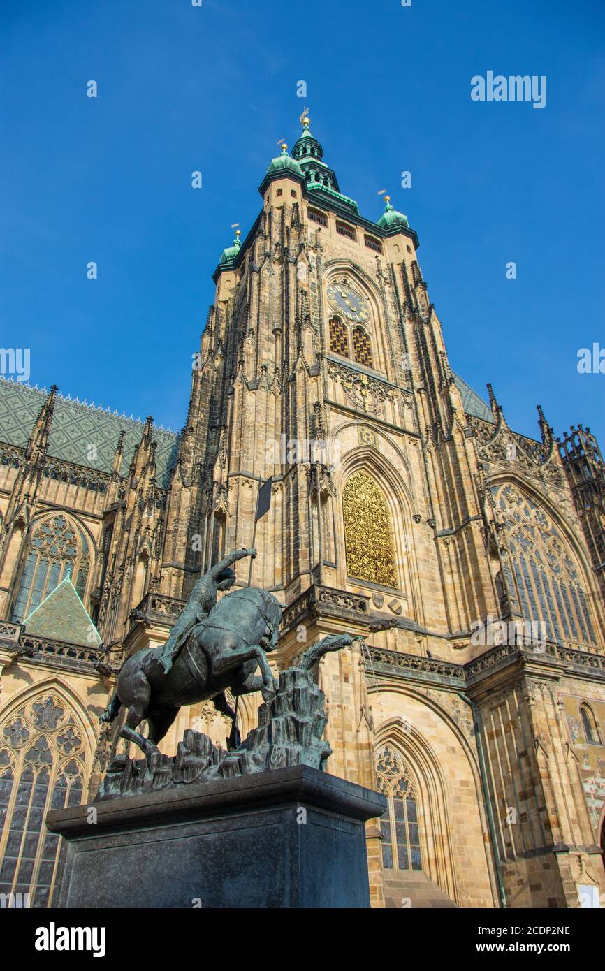 Tour gothique de la cathédrale Saint-Vitus et statue de Saint-Georges et du dragon, Prague, République tchèque Banque D'Images