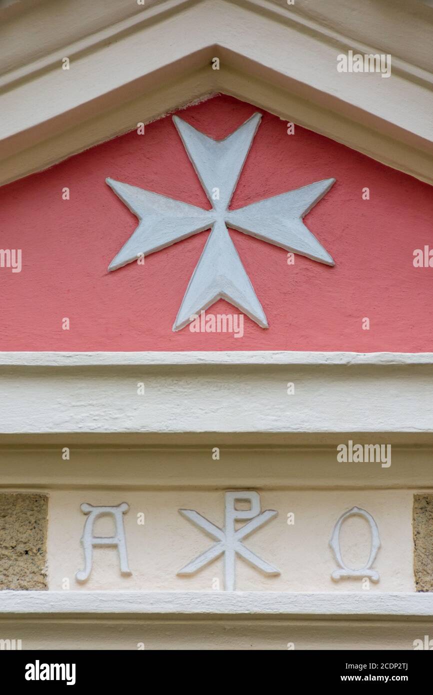 Croix maltaise, symbole de l'ordre médiéval de Saint-Jean, au-dessus des symboles chrétiens ('paix du Christ' entouré de 'Alpha' et 'Oméga') Banque D'Images