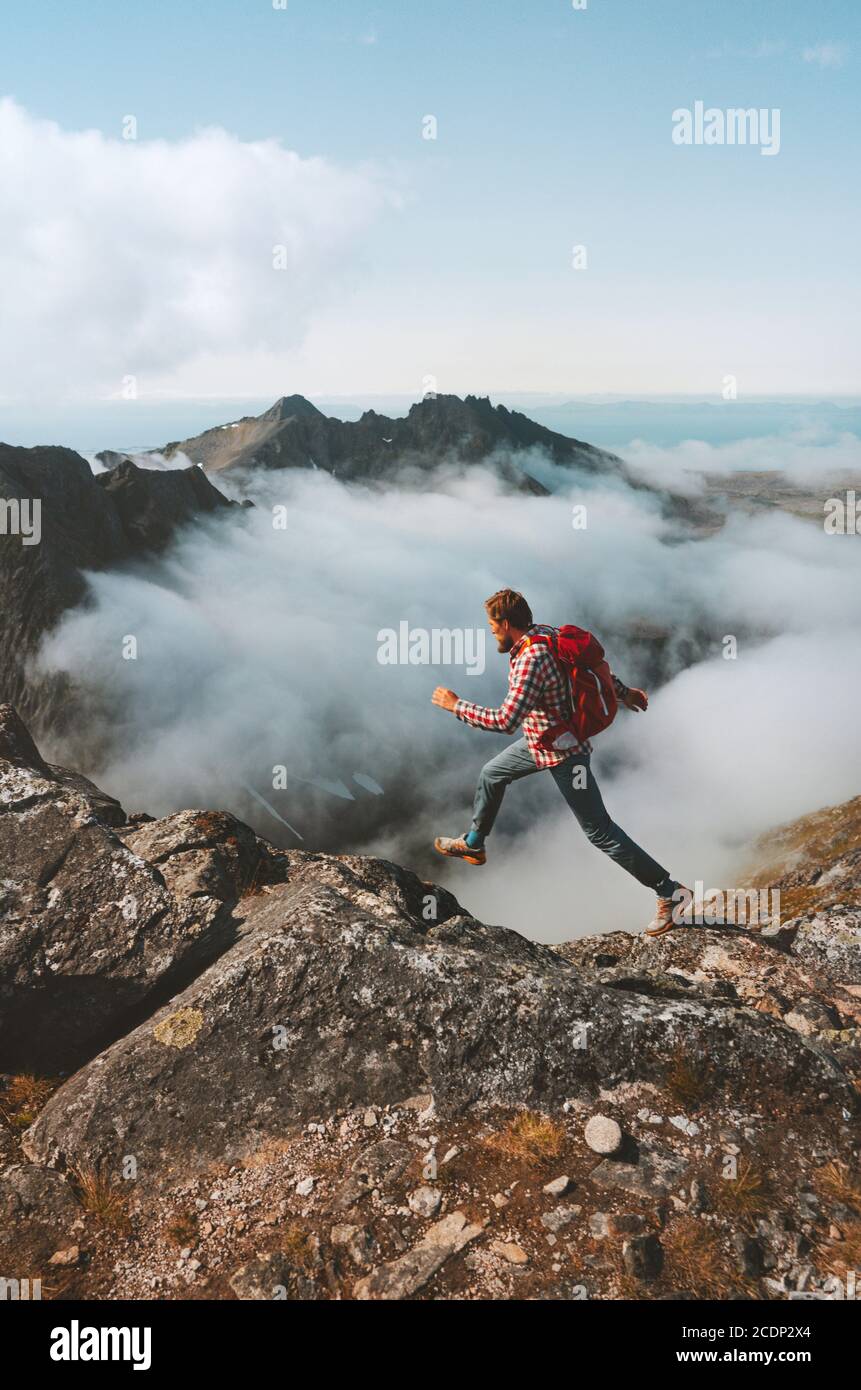 Sport extrême aventures homme Trail courir en montagne avec sac à dos voyage solo vacances d'été en plein air en Norvège vie saine concept Banque D'Images