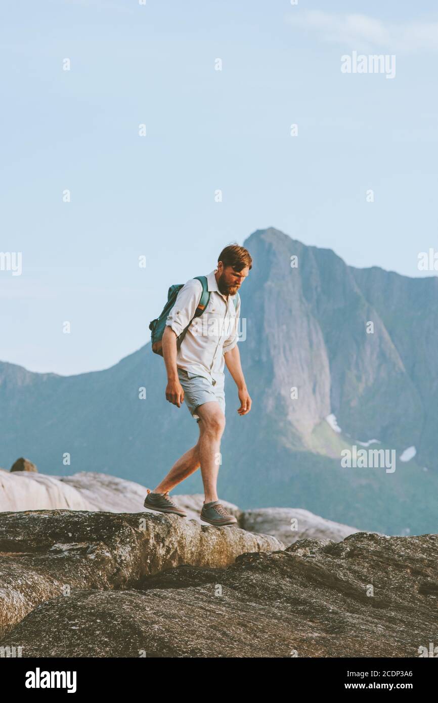 Homme tourisme randonnée solo voyager en Norvège vacances écotourisme dans les montagnes aventure en plein air actif sain style de vie short d'été vêtements Banque D'Images