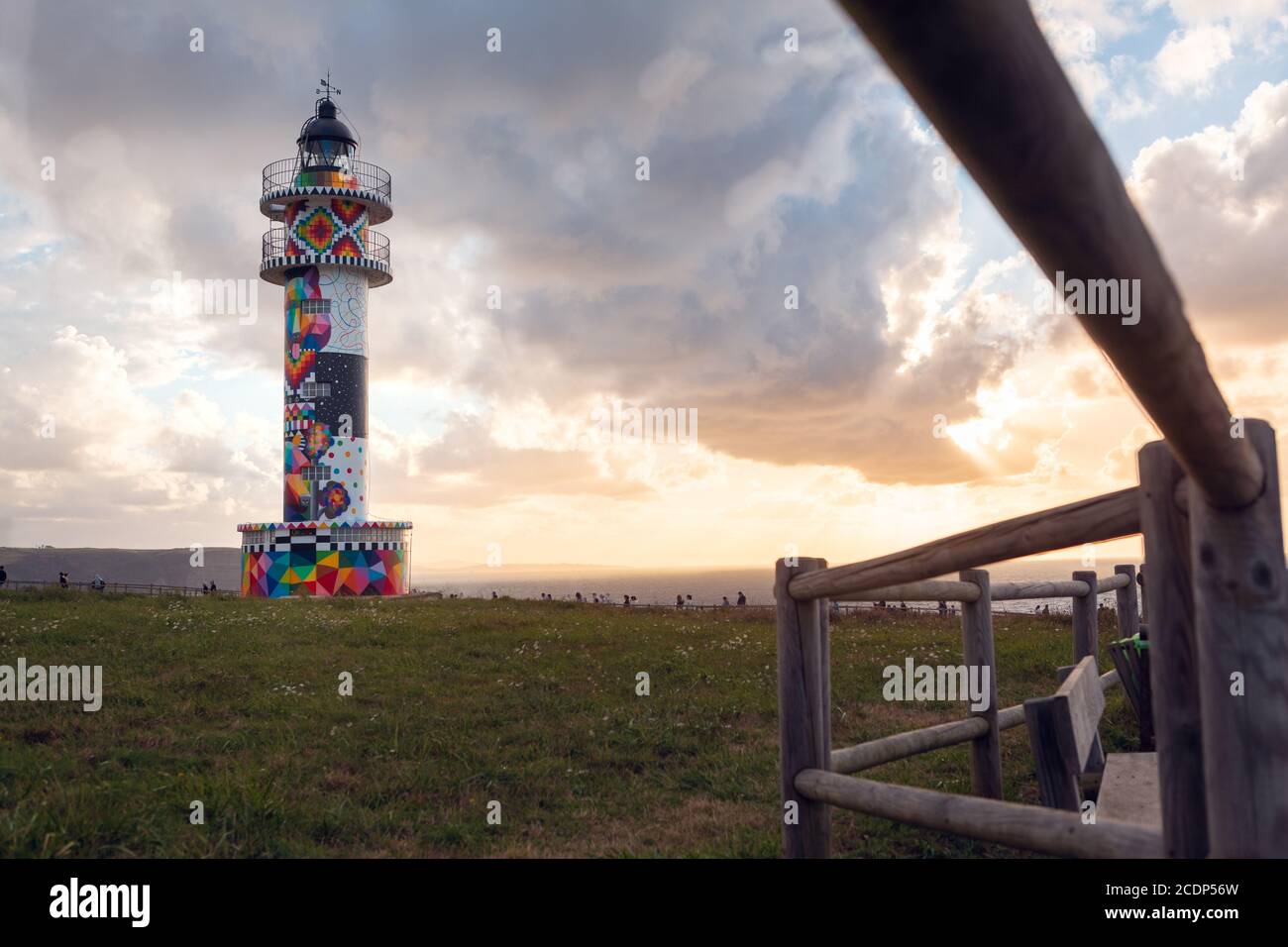Phare d'Ajo, Cantabrie, Espagne - 28 août 2020 : le phare d'Ajo a récemment été coloré par l'artiste cantabrique de renommée internationale Okuda Banque D'Images