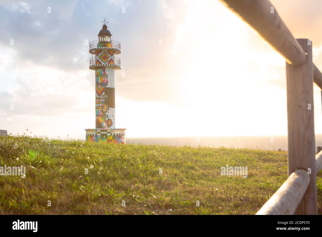 Phare d'Ajo, Cantabrie, Espagne - 28 août 2020 : le phare d'Ajo a récemment été coloré par l'artiste cantabrique de renommée internationale Okuda Banque D'Images
