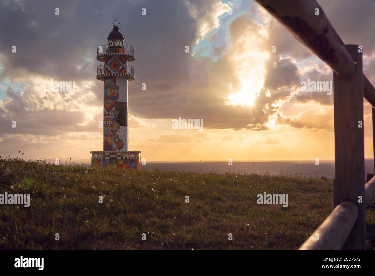 Phare d'Ajo, Cantabrie, Espagne - 28 août 2020 : le phare d'Ajo a récemment été coloré par l'artiste cantabrique de renommée internationale Okuda Banque D'Images