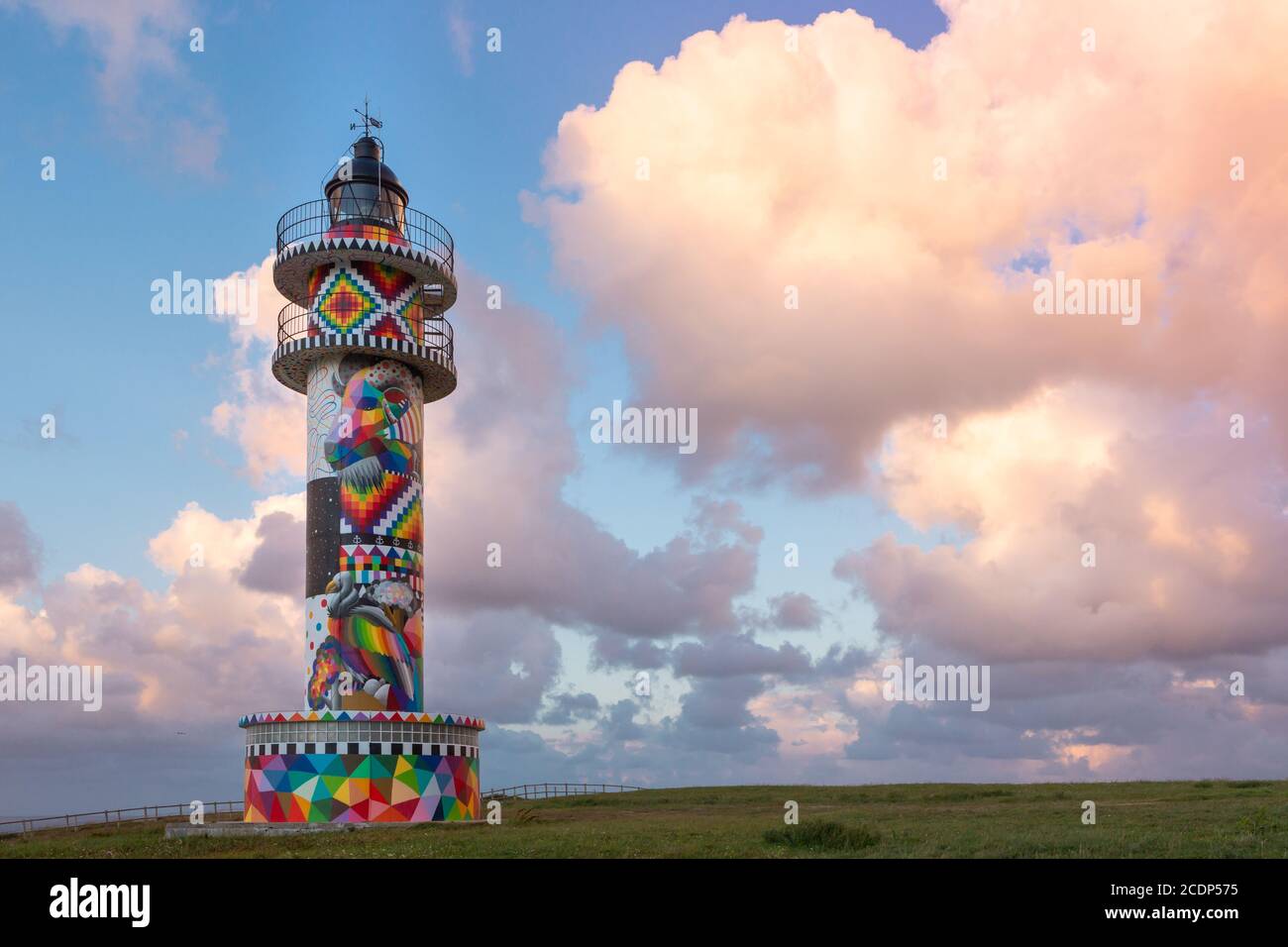 Phare d'Ajo, Cantabrie, Espagne - 28 août 2020 : le phare d'Ajo a récemment été coloré par l'artiste cantabrique de renommée internationale Okuda Banque D'Images