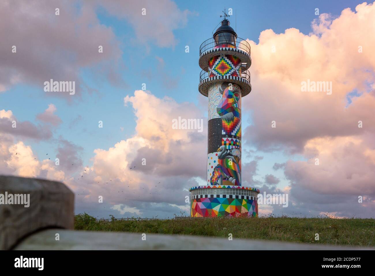 Phare d'Ajo, Cantabrie, Espagne - 28 août 2020 : le phare d'Ajo a récemment été coloré par l'artiste cantabrique de renommée internationale Okuda Banque D'Images