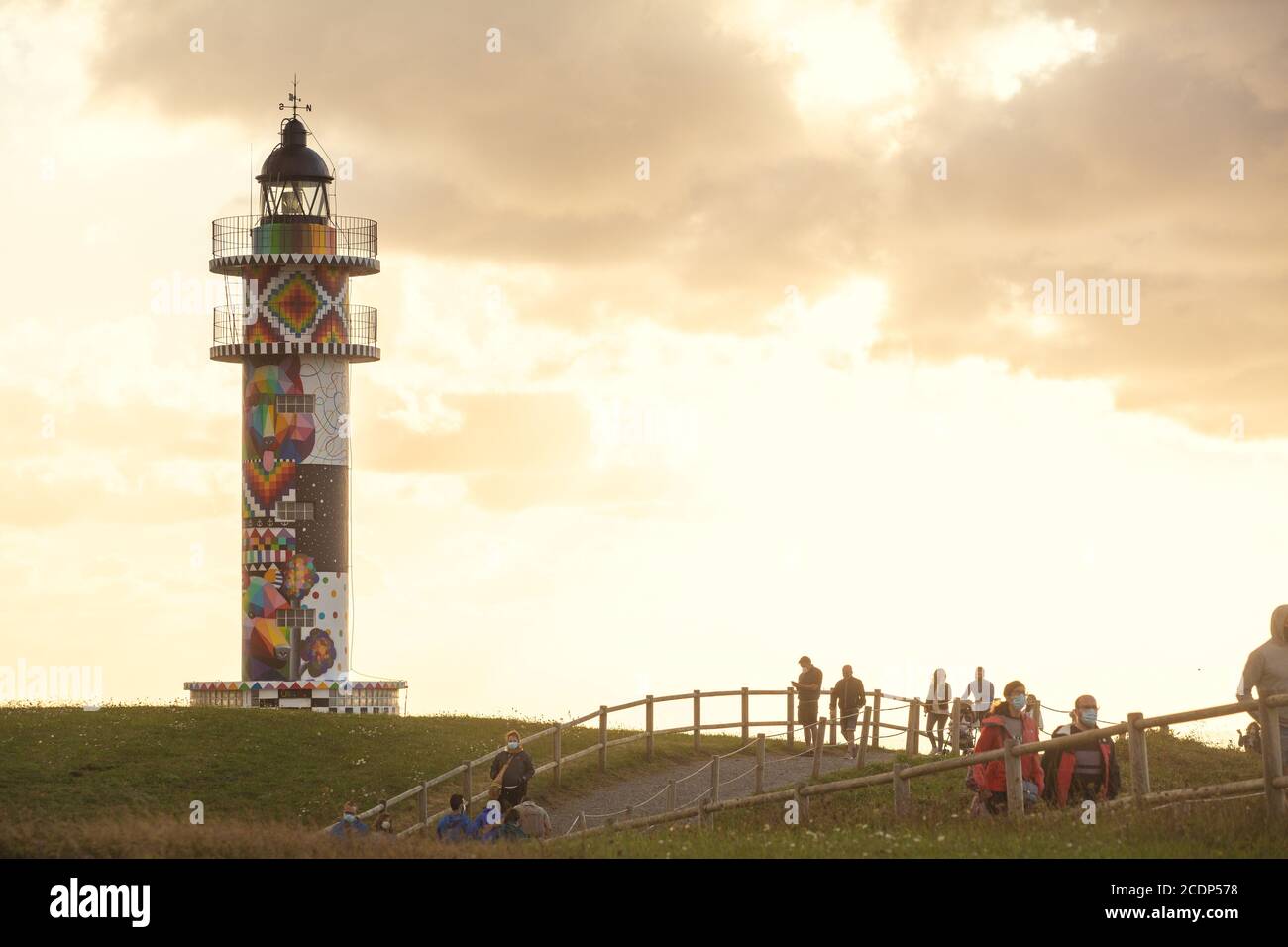 Phare d'Ajo, Cantabrie, Espagne - 28 août 2020 : le phare d'Ajo a récemment été coloré par l'artiste cantabrique de renommée internationale Okuda Banque D'Images