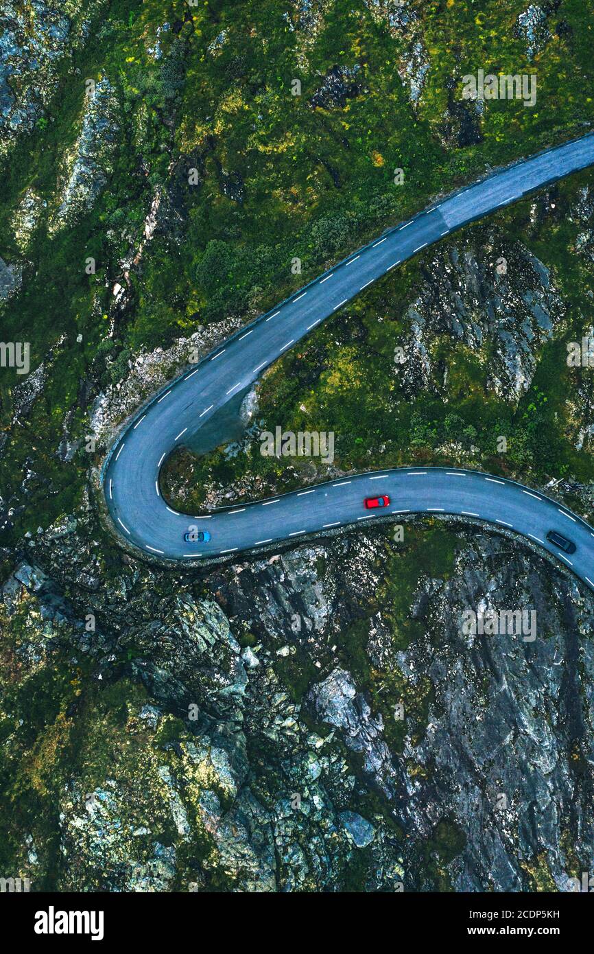 Vue aérienne Trollstigen route courbe en serpentin voyage dans les montagnes norvégiennes paysage de drone voyage scandinave Banque D'Images