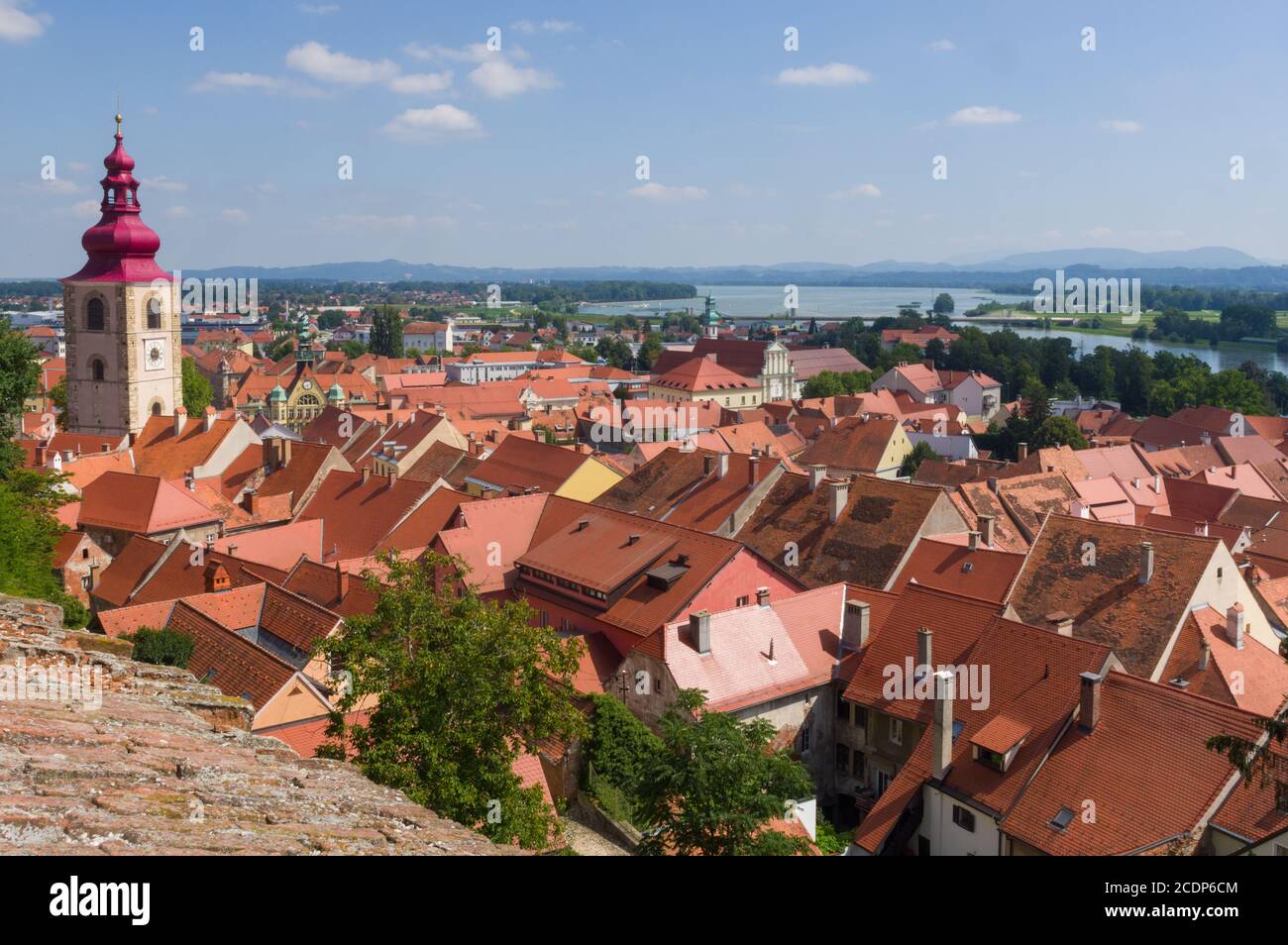 Ptuj, Slovénie (22 août 2020) - vue sur l'ancienne ville de Ptuj depuis le château du XIIe siècle Banque D'Images