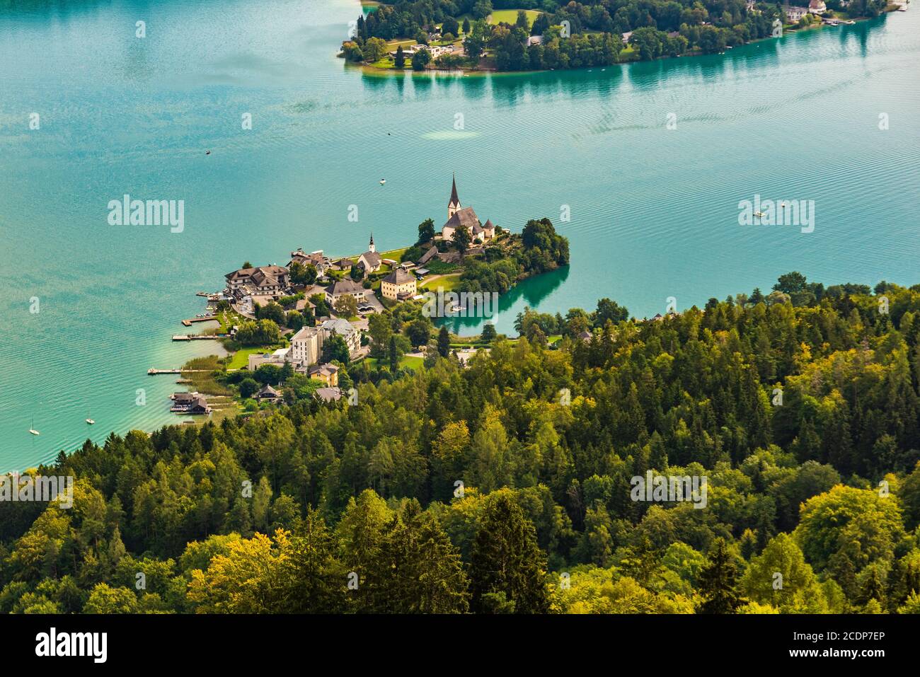 Vue sur le lac Worthersee avec l'église Maria Worth, Carinthie, Autriche Banque D'Images