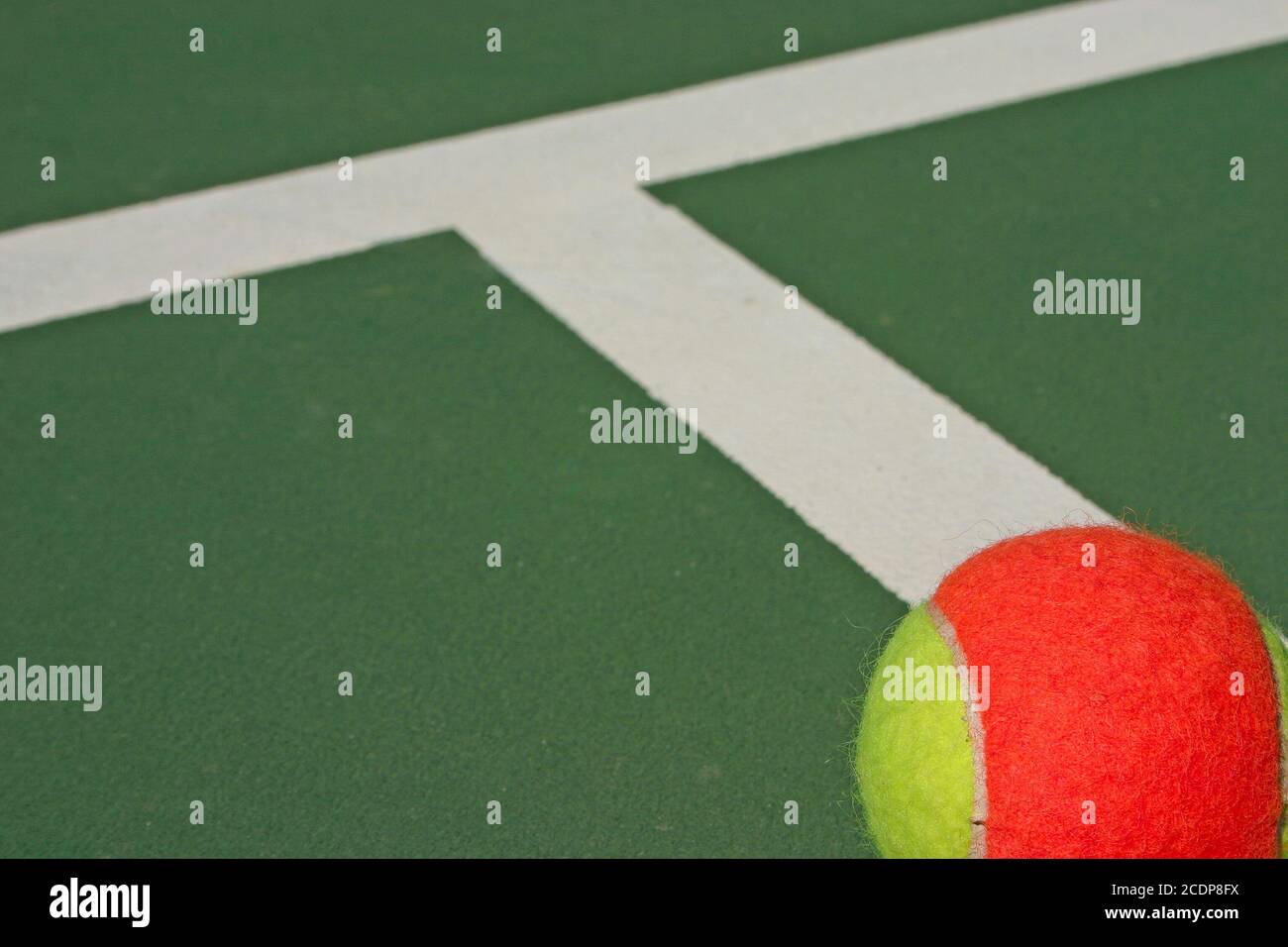 Une boule et des lignes blanches Banque D'Images