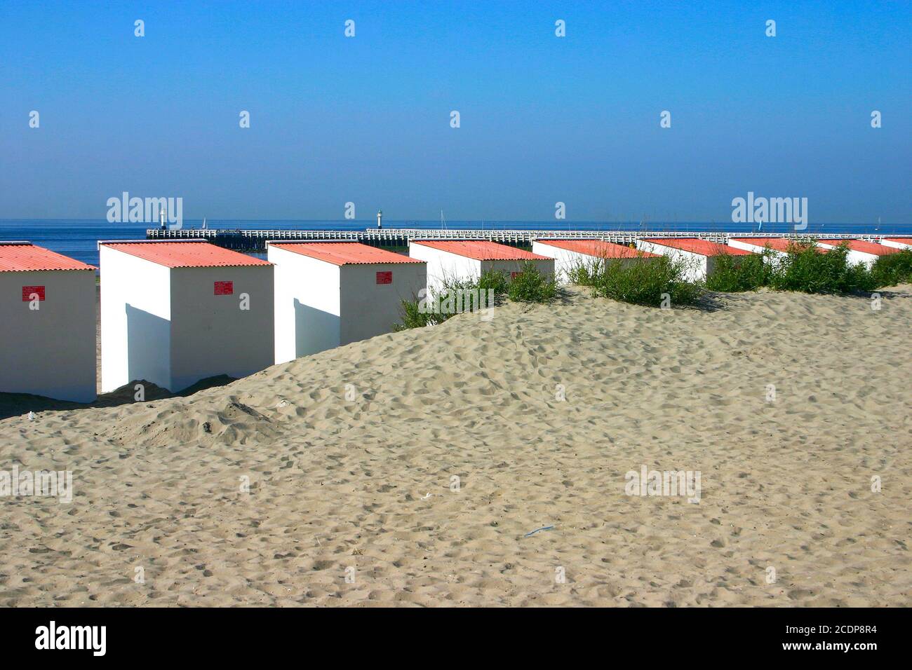 Cabines de plage avec jetée Banque D'Images