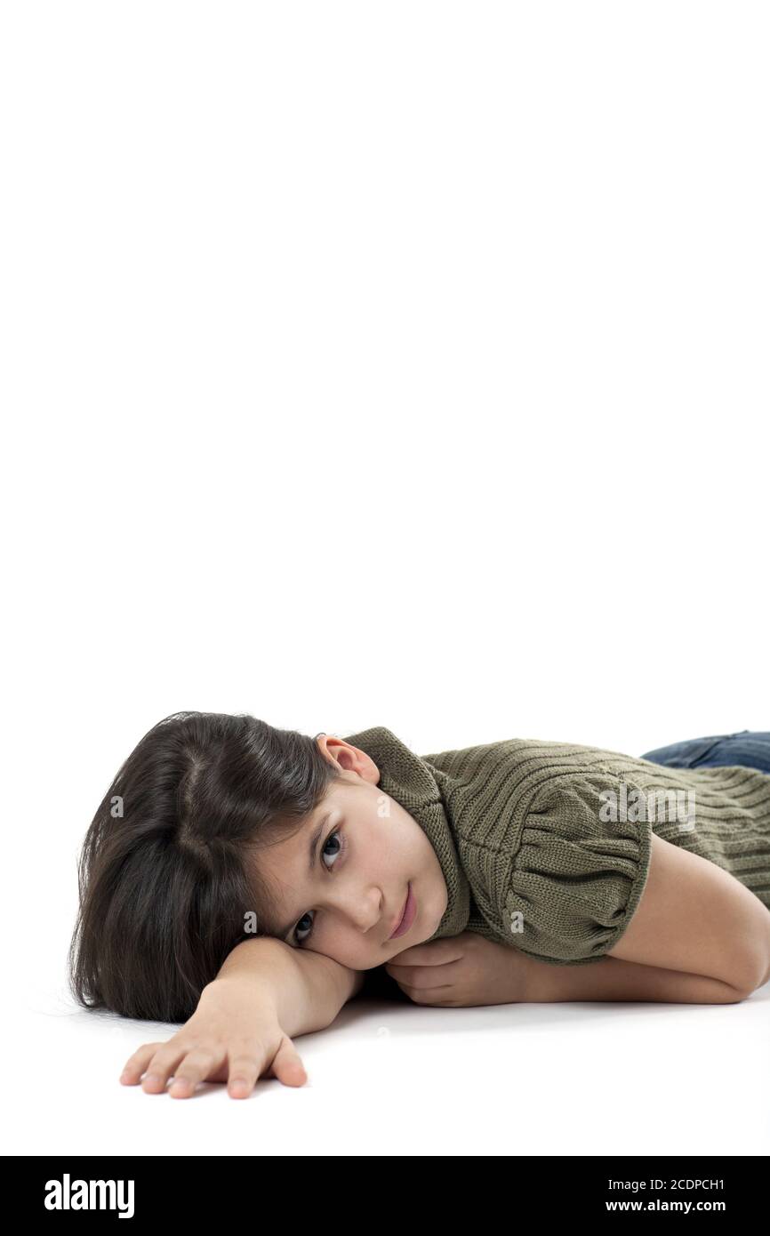 Jeune fille couché devant un fond blanc Banque D'Images