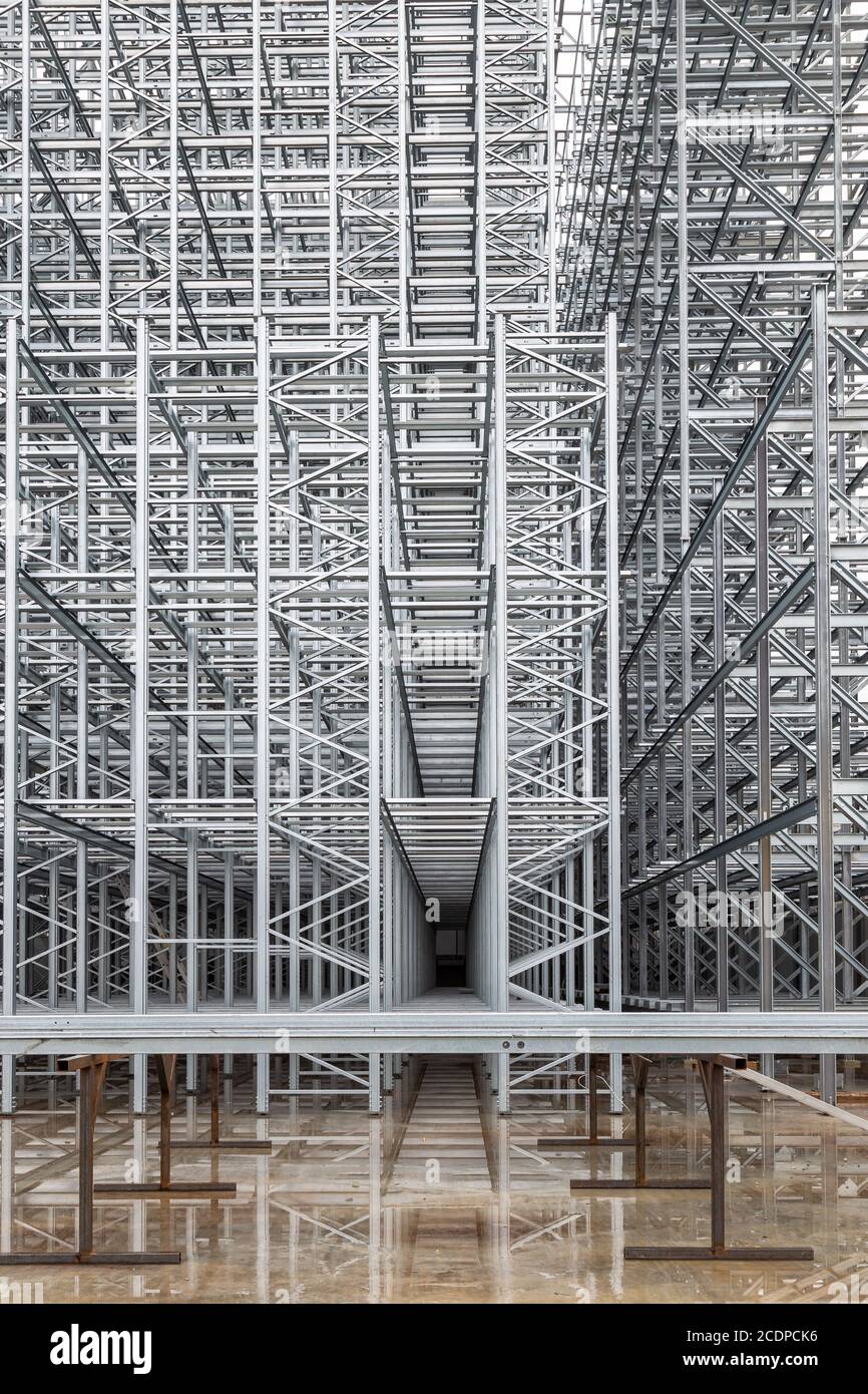 Structure en acier d'un entrepôt à grande hauteur Banque D'Images